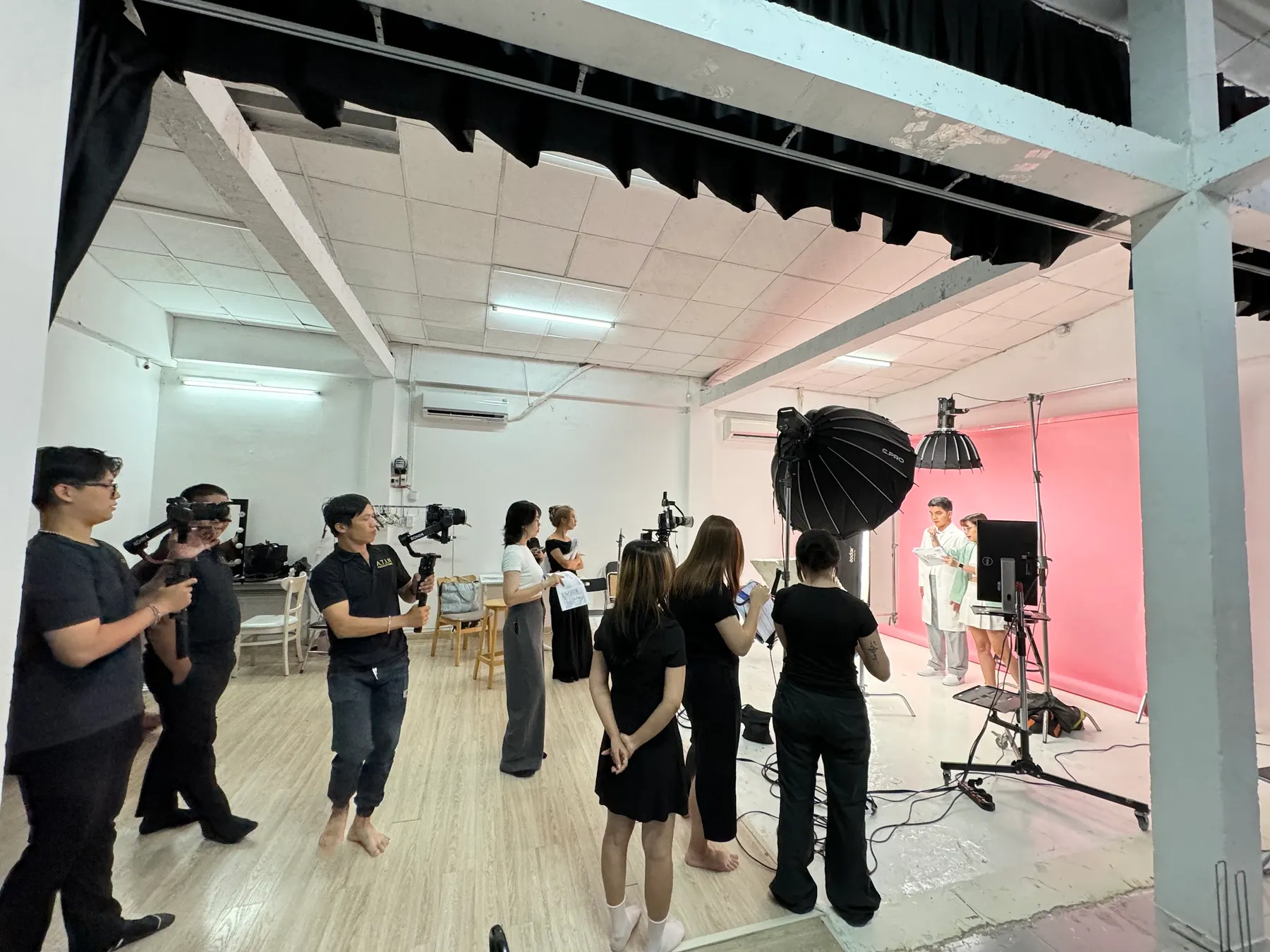Quay TVC trong studio với đèn và nhiều máy