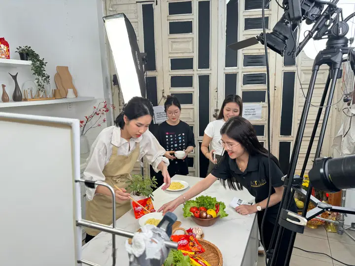 Quay food video với người mẫu tại set bếp