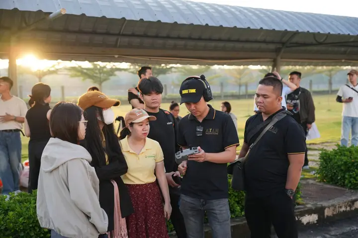 Quay phỏng vấn ngoài trời lúc hoàng hôn