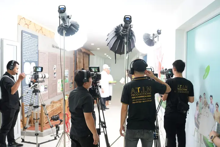Setup đèn quay trong showroom