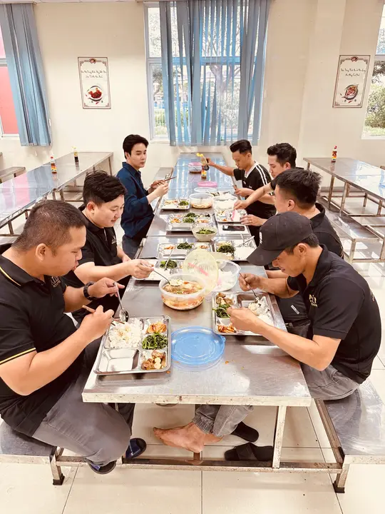 Quay food review tại bàn ăn
