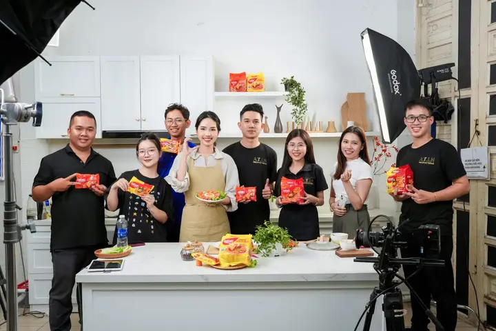 Ekip và người mẫu sau buổi quay food video