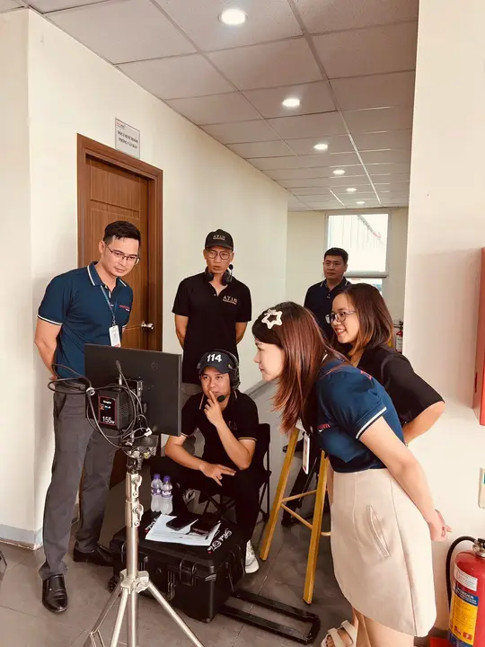 Quay video KOL tại văn phòng